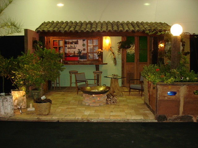 à esquerda, vasos de cimento com uvaia, e gruximana.JPG